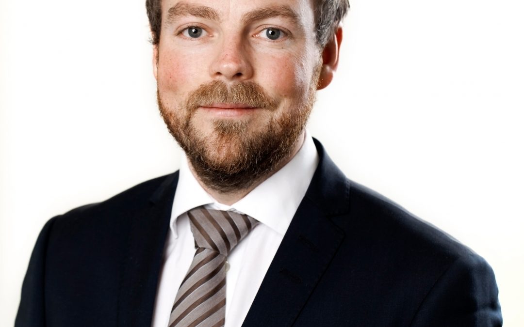 Kunnskapsminister Torbjørn Røe Isaksen besøker Grimstad bibliotek