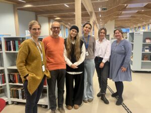 Ansatte på Grimstad bibliotek og Grimstad kommune, avbildet på biblioteket